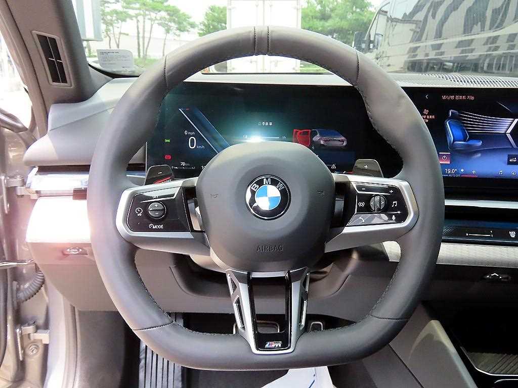 BMW 5-Series — photo 08