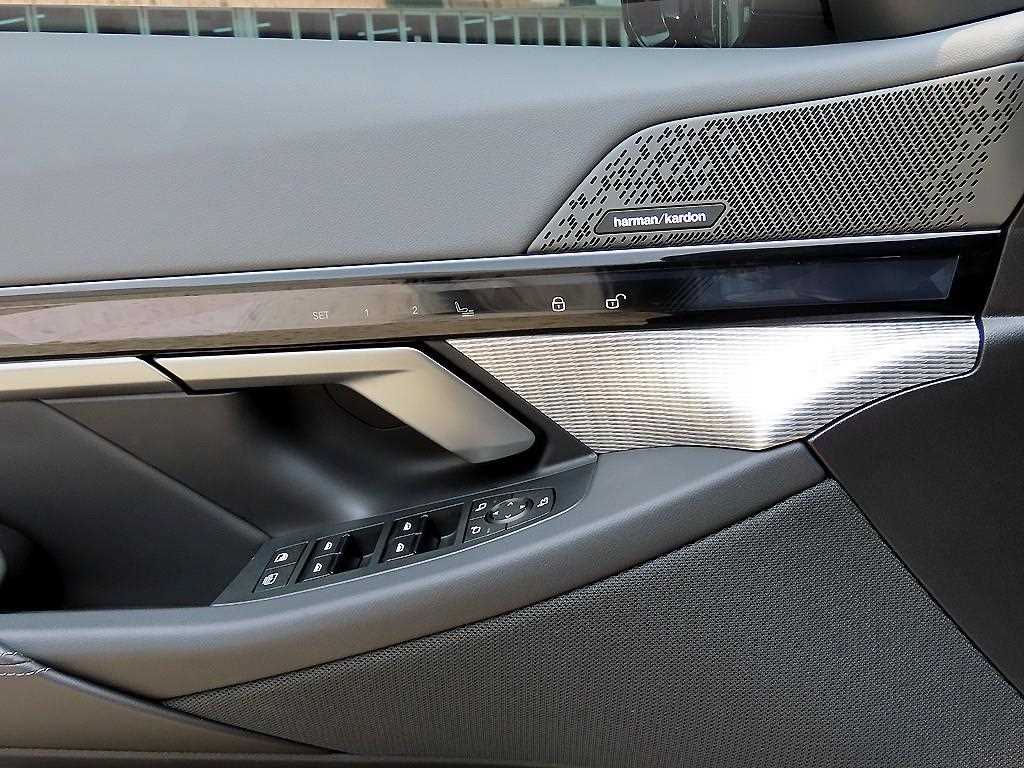 BMW 5-Series — photo 12