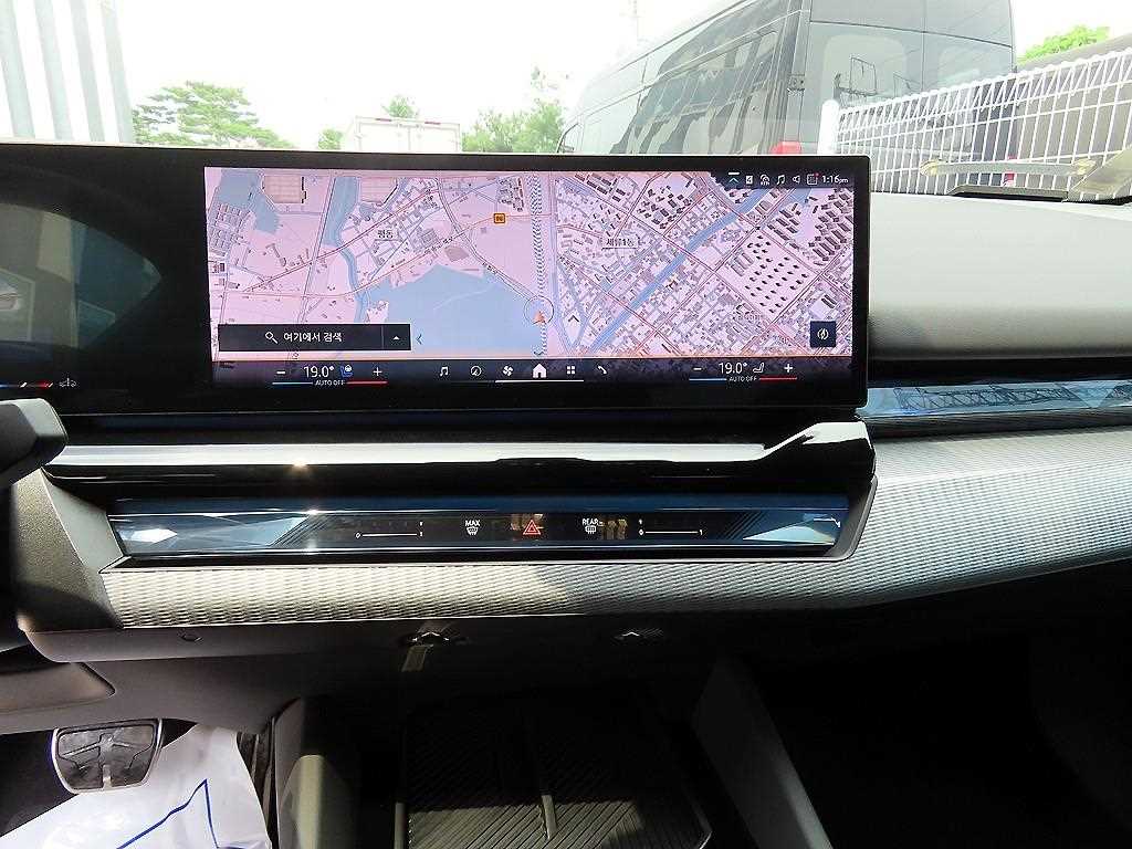 BMW 5-Series — photo 14