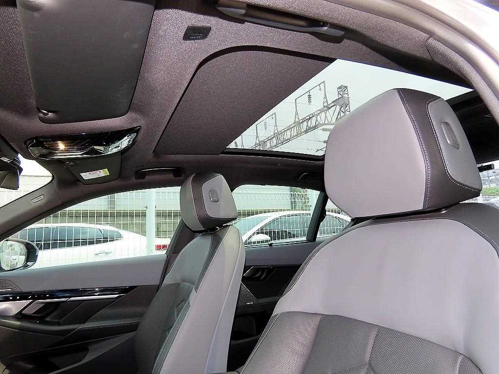 BMW 5-Series — photo 17