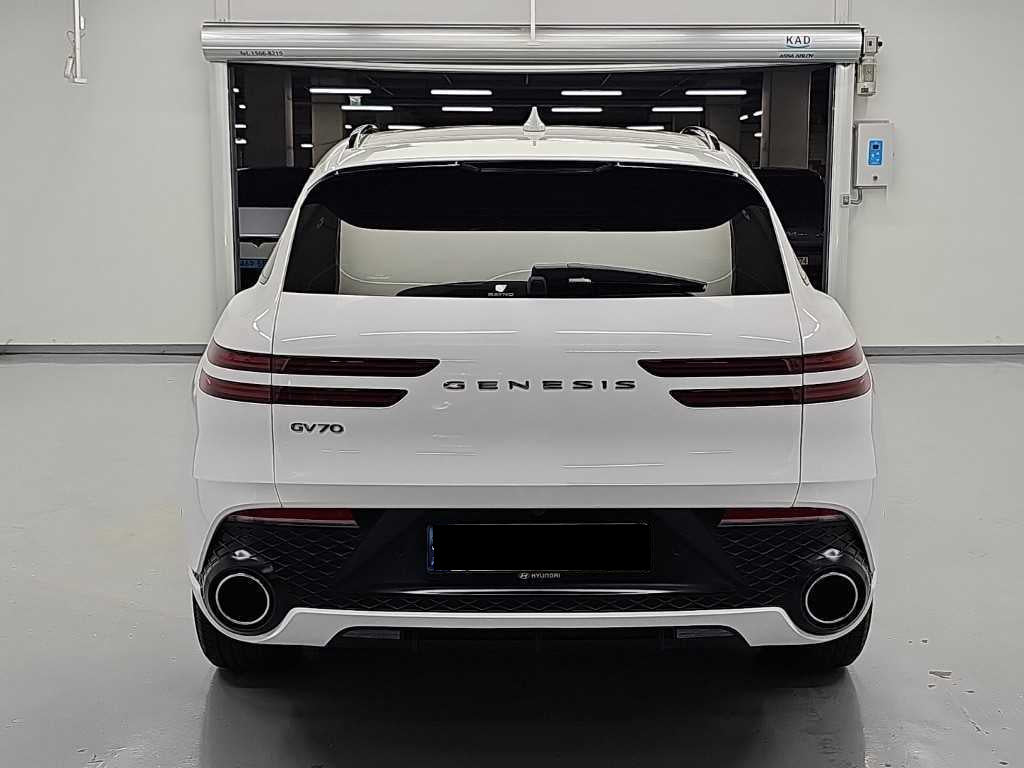 Genesis GV70 — photo 03