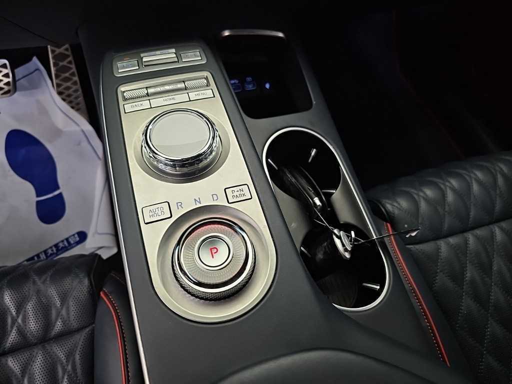 Genesis GV70 — photo 08