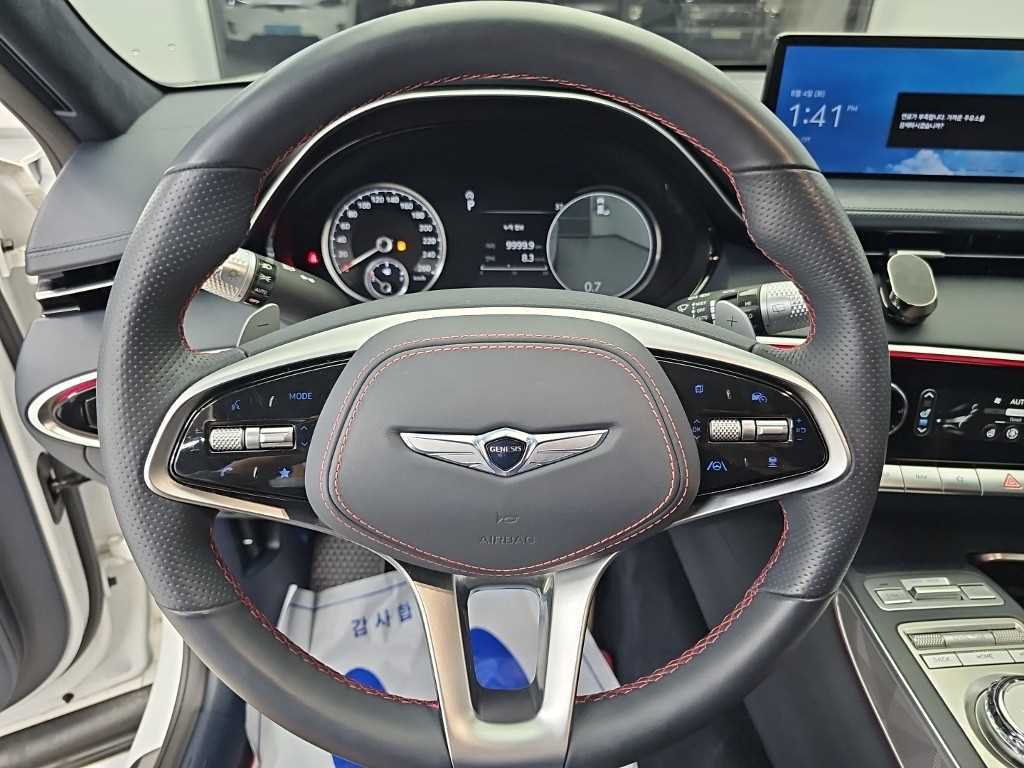 Genesis GV70 — photo 09