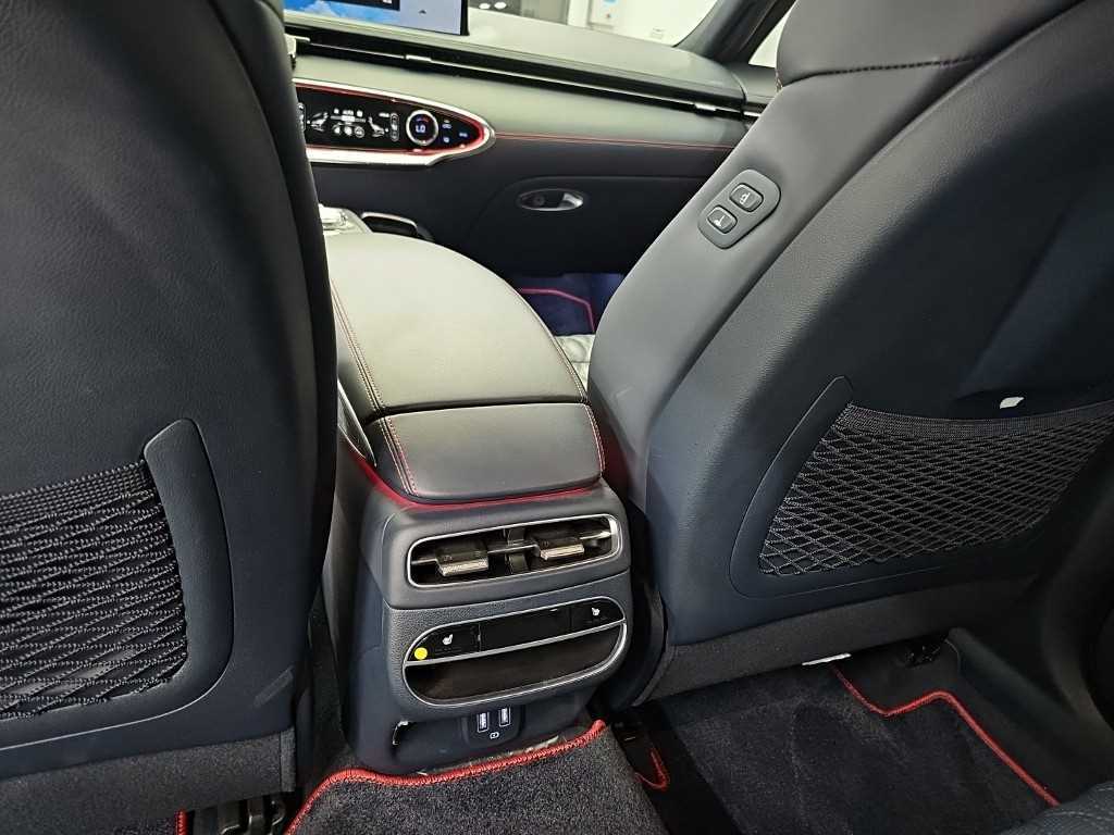 Genesis GV70 — photo 13
