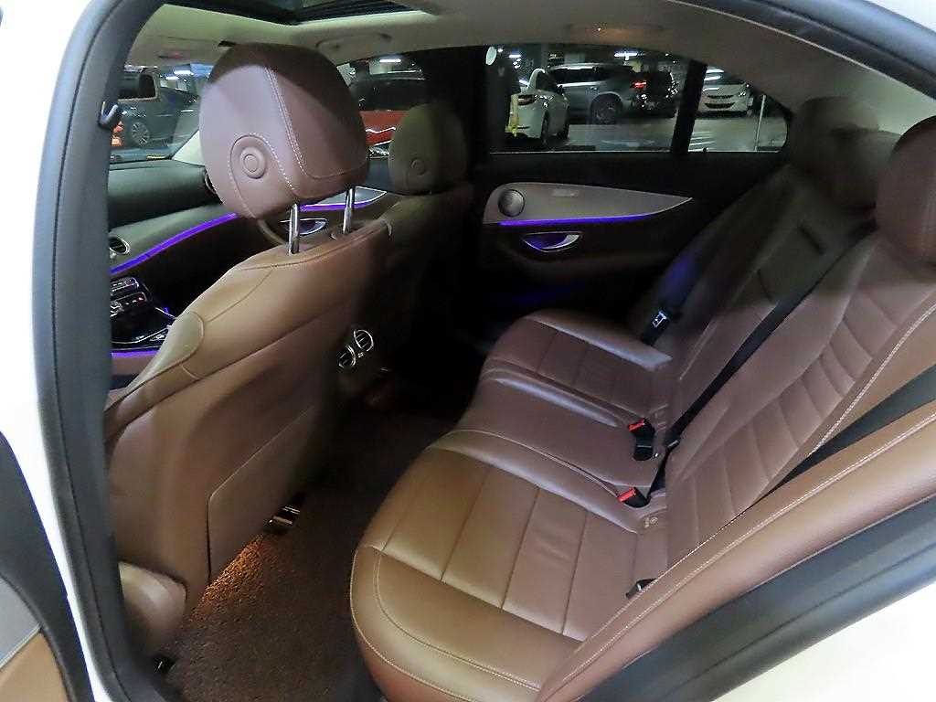 Mercedes-Benz E-Class — photo 07