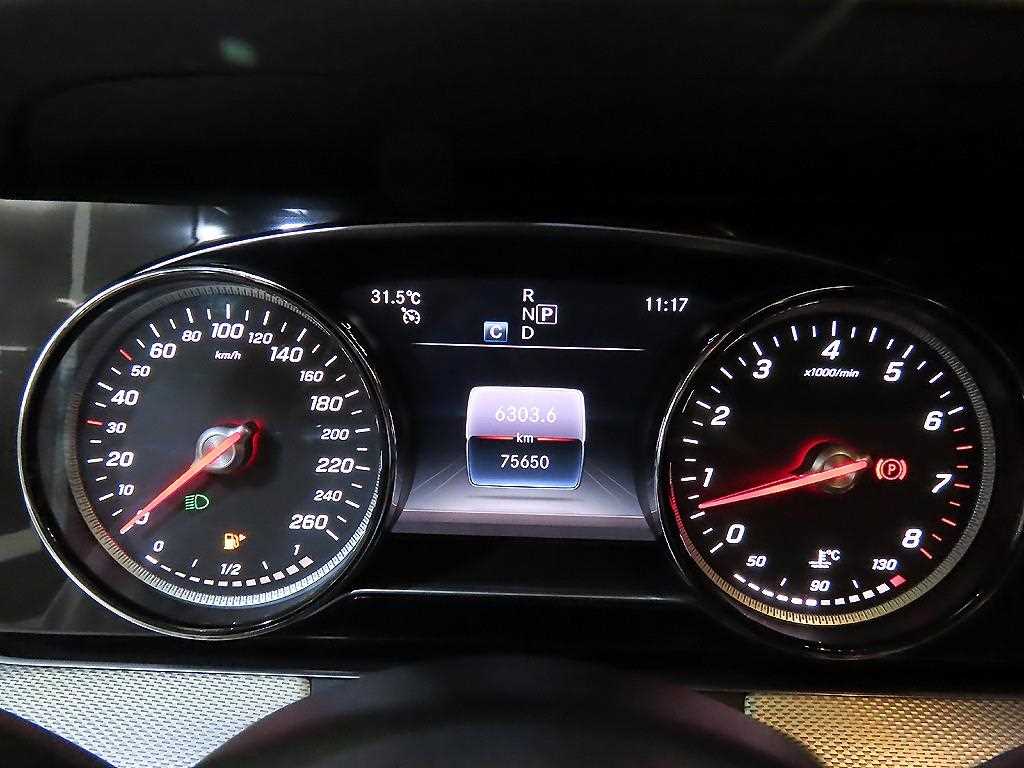 Mercedes-Benz E-Class — photo 09