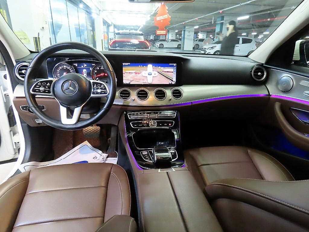 Mercedes-Benz E-Class — photo 10