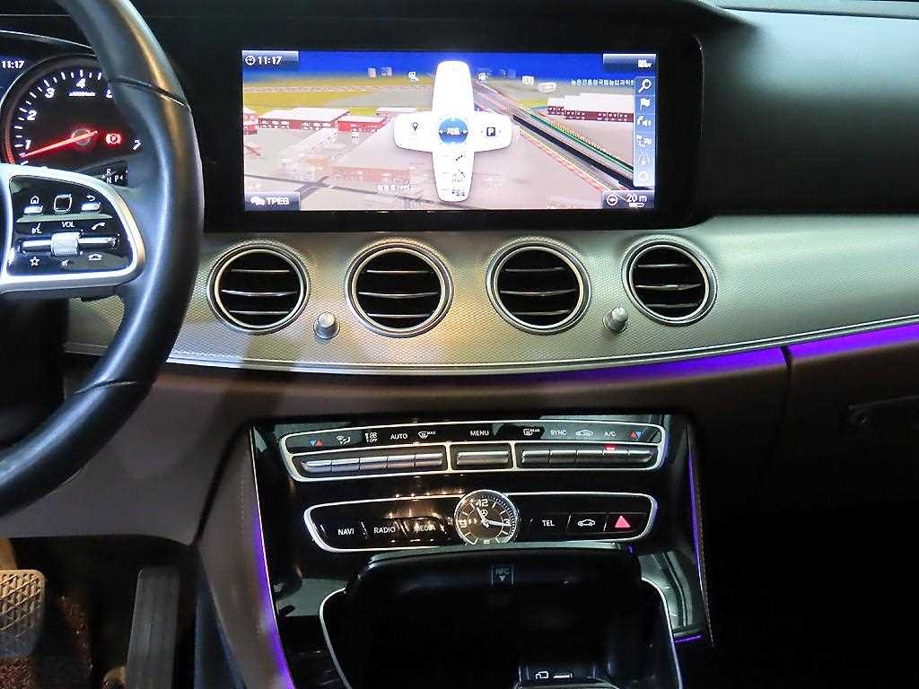 Mercedes-Benz E-Class — photo 11