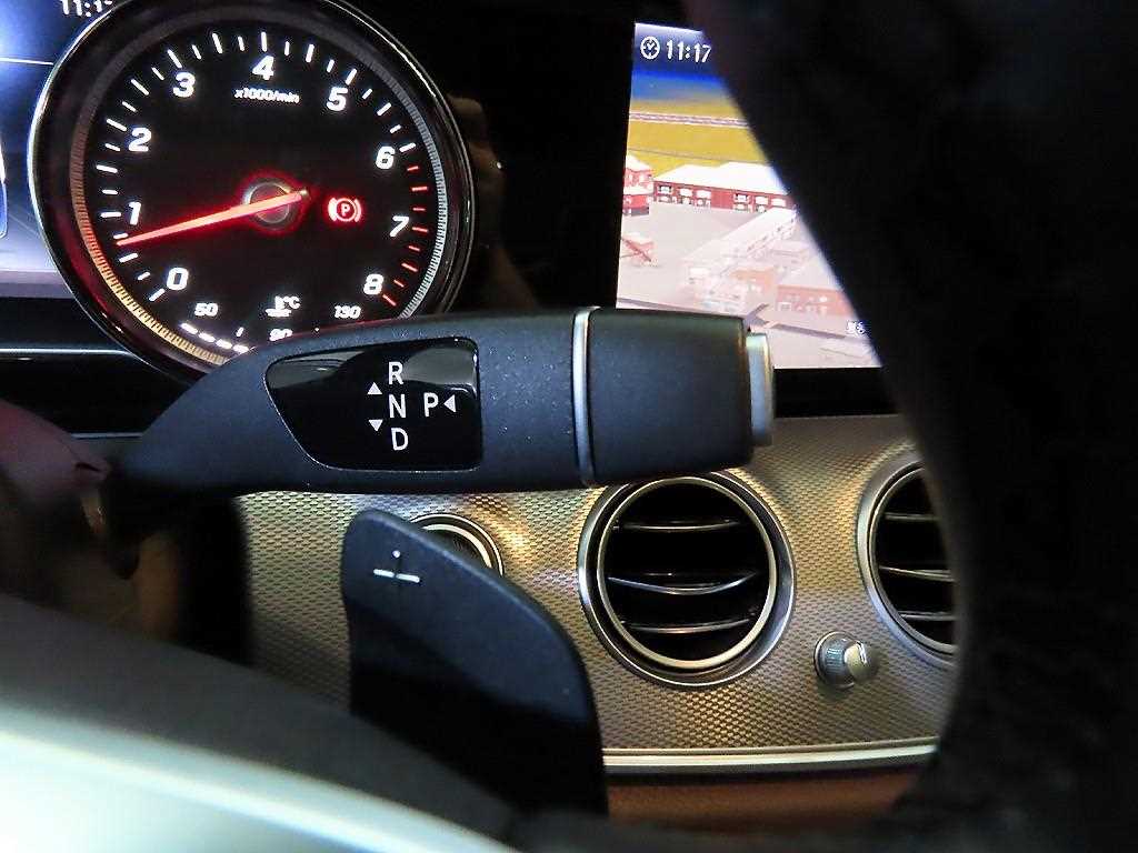 Mercedes-Benz E-Class — photo 12
