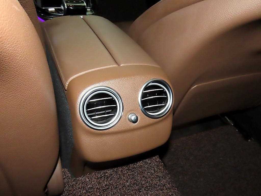 Mercedes-Benz E-Class — photo 16
