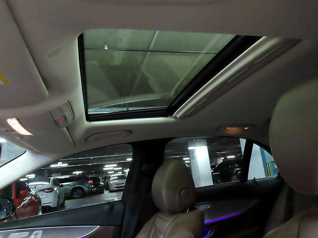 Mercedes-Benz E-Class — photo 17