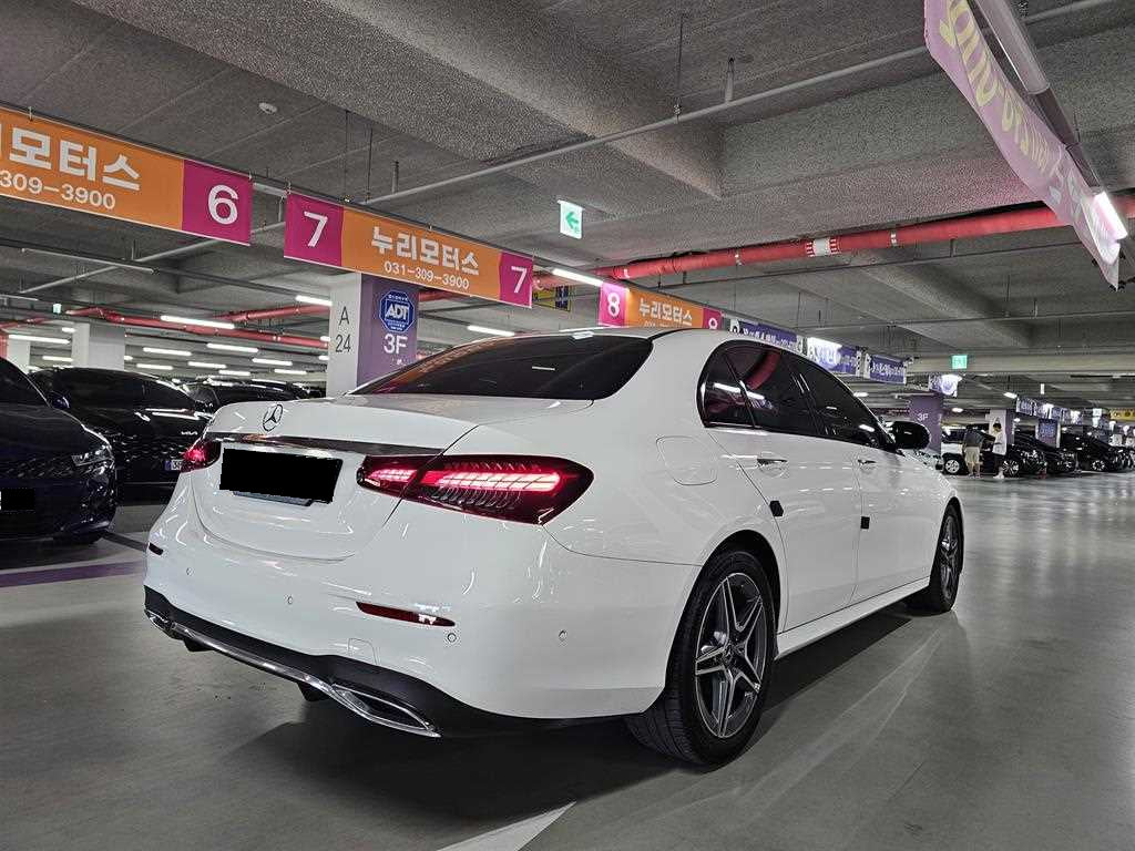 Mercedes-Benz E-Class — photo 06