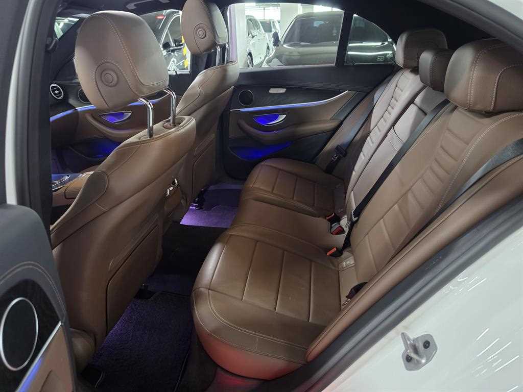 Mercedes-Benz E-Class — photo 08