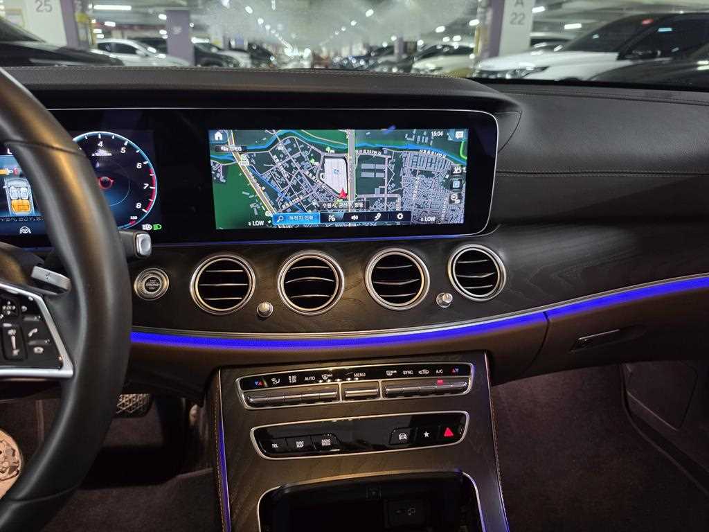 Mercedes-Benz E-Class — photo 10