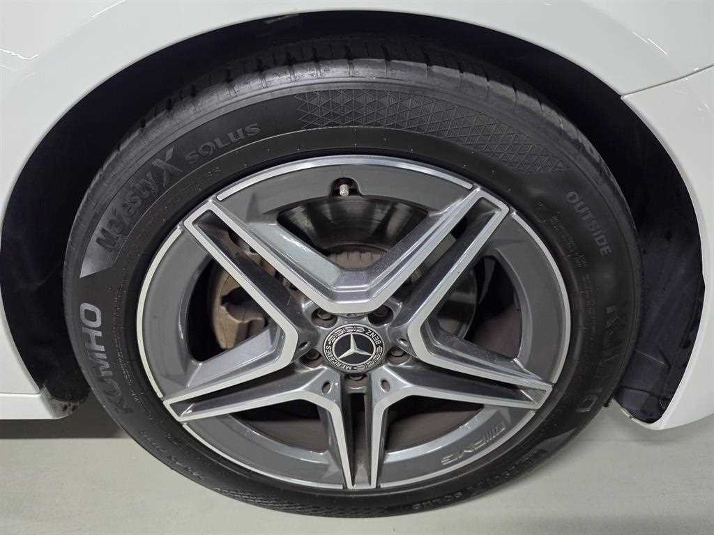 Mercedes-Benz E-Class — photo 19