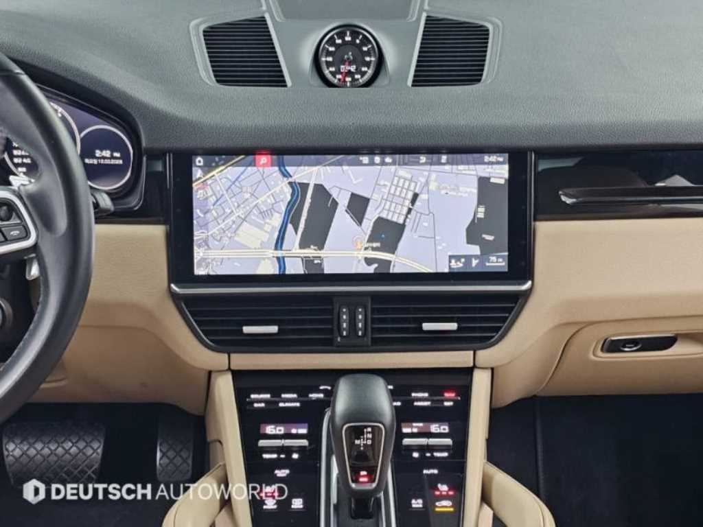 Porsche Cayenne — photo 14