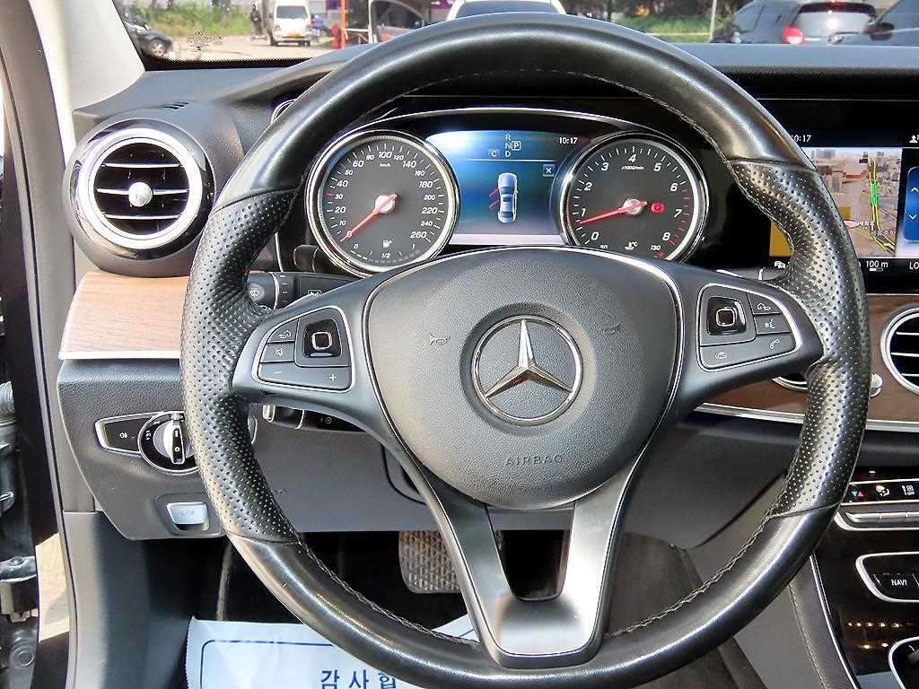 Mercedes-Benz E-Class — photo 08
