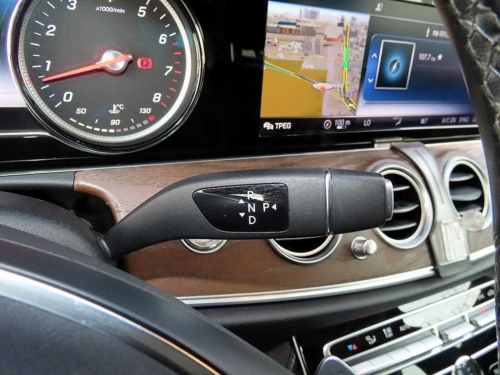 Mercedes-Benz E-Class — photo 10