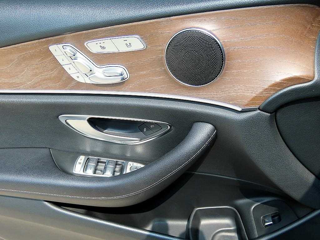 Mercedes-Benz E-Class — photo 11