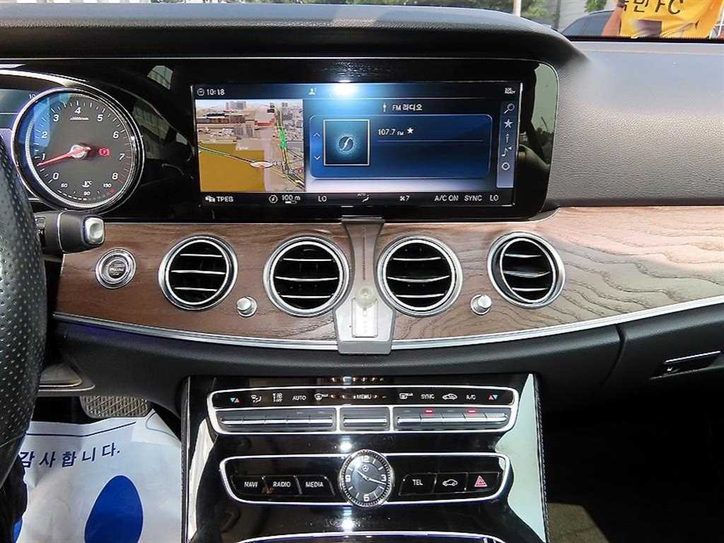 Mercedes-Benz E-Class — photo 14