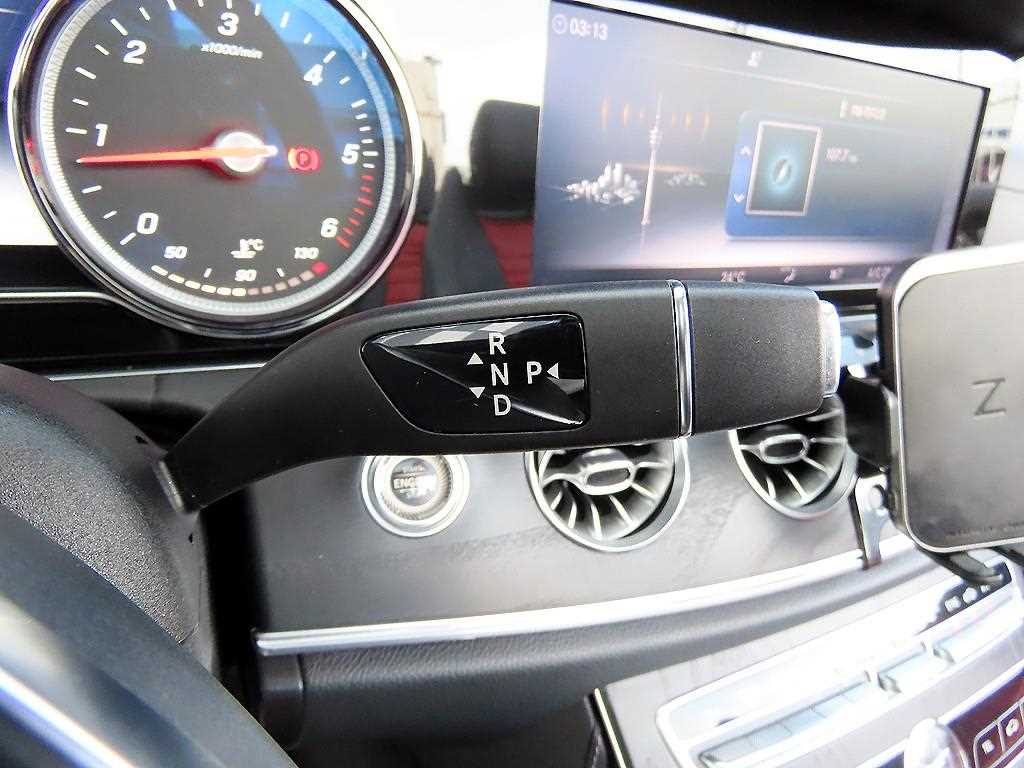 Mercedes-Benz E-Class — photo 16