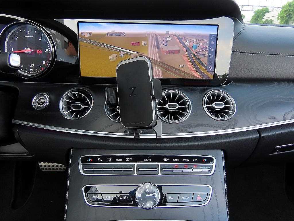 Mercedes-Benz E-Class — photo 17
