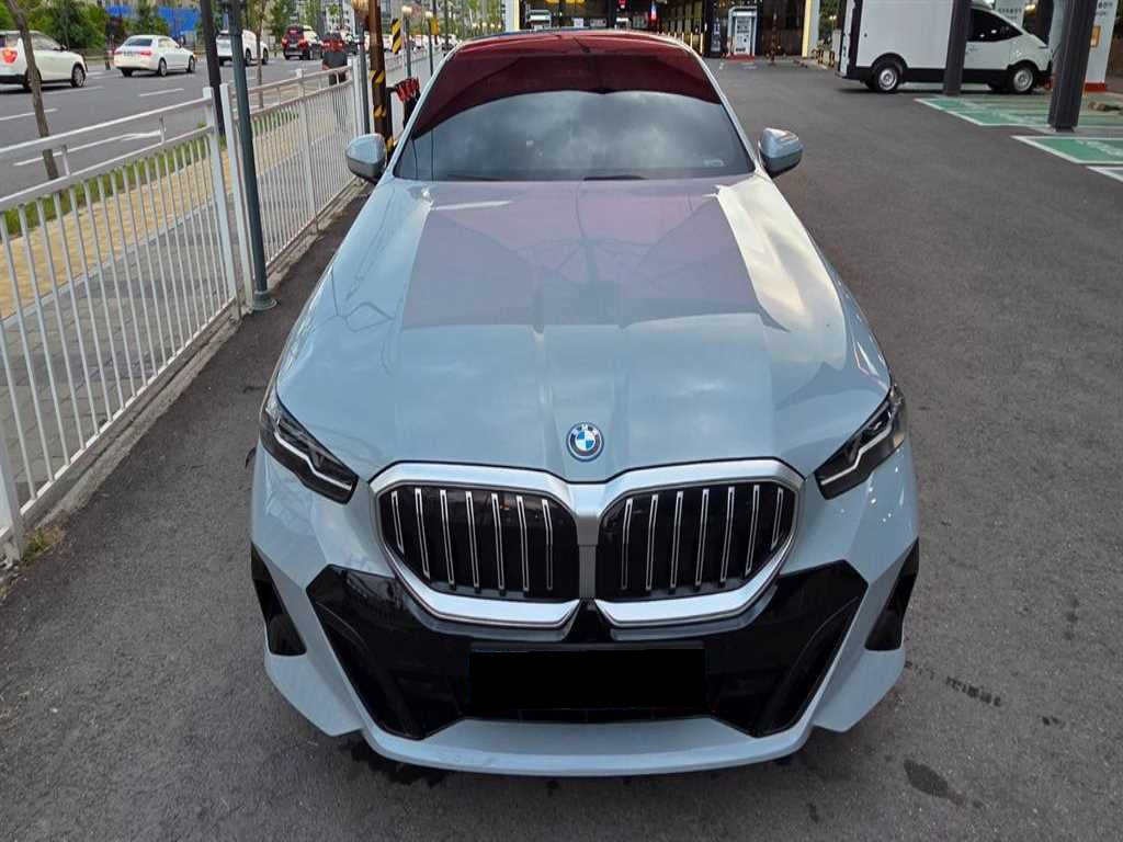 BMW 5-Series — photo 01