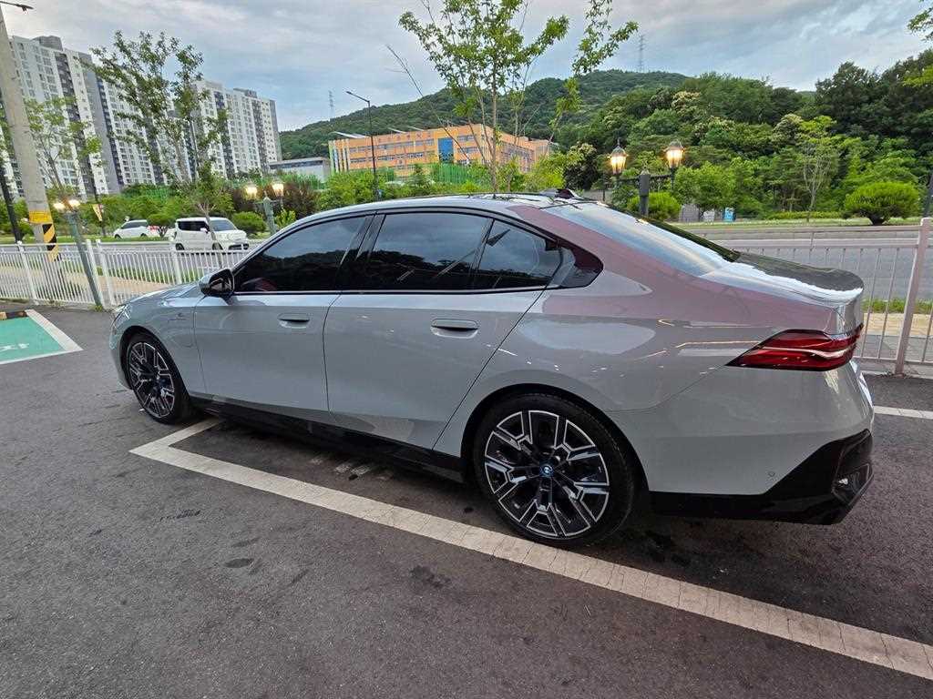 BMW 5-Series — photo 02