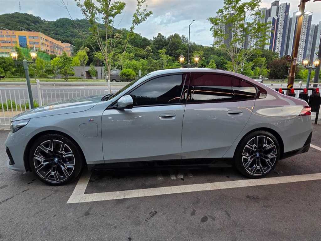 BMW 5-Series — photo 03