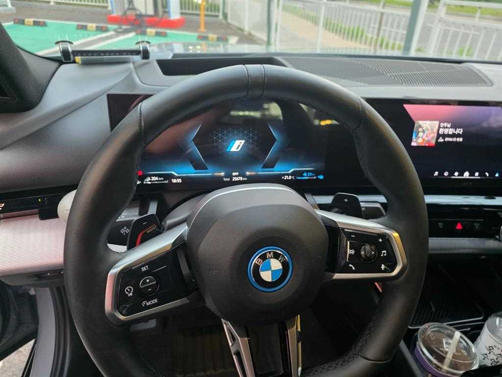 BMW 5-Series — photo 07