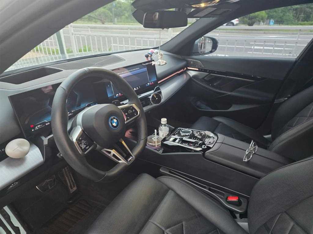BMW 5-Series — photo 08