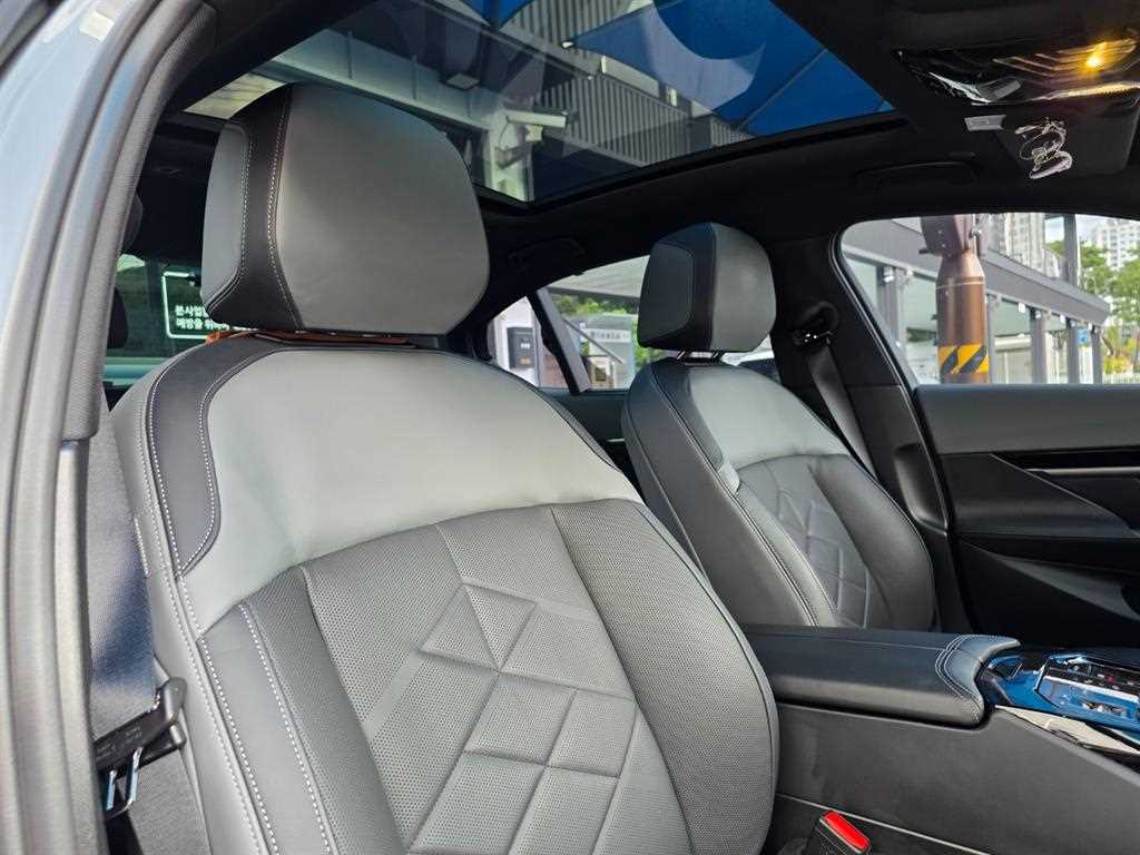 BMW 5-Series — photo 09