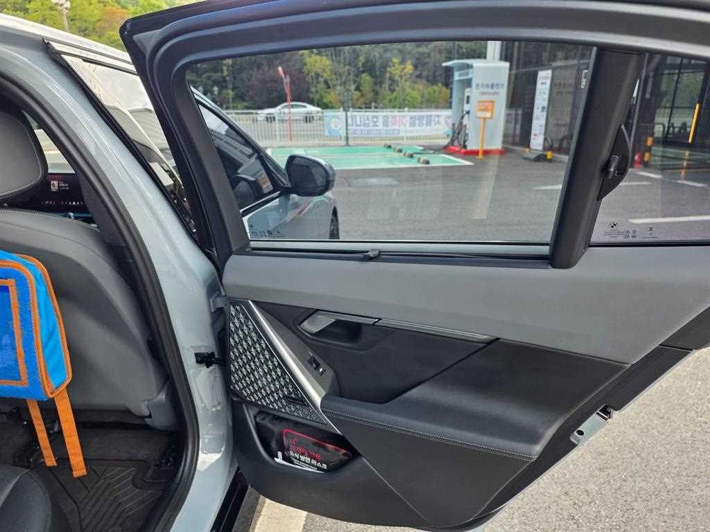 BMW 5-Series — photo 11