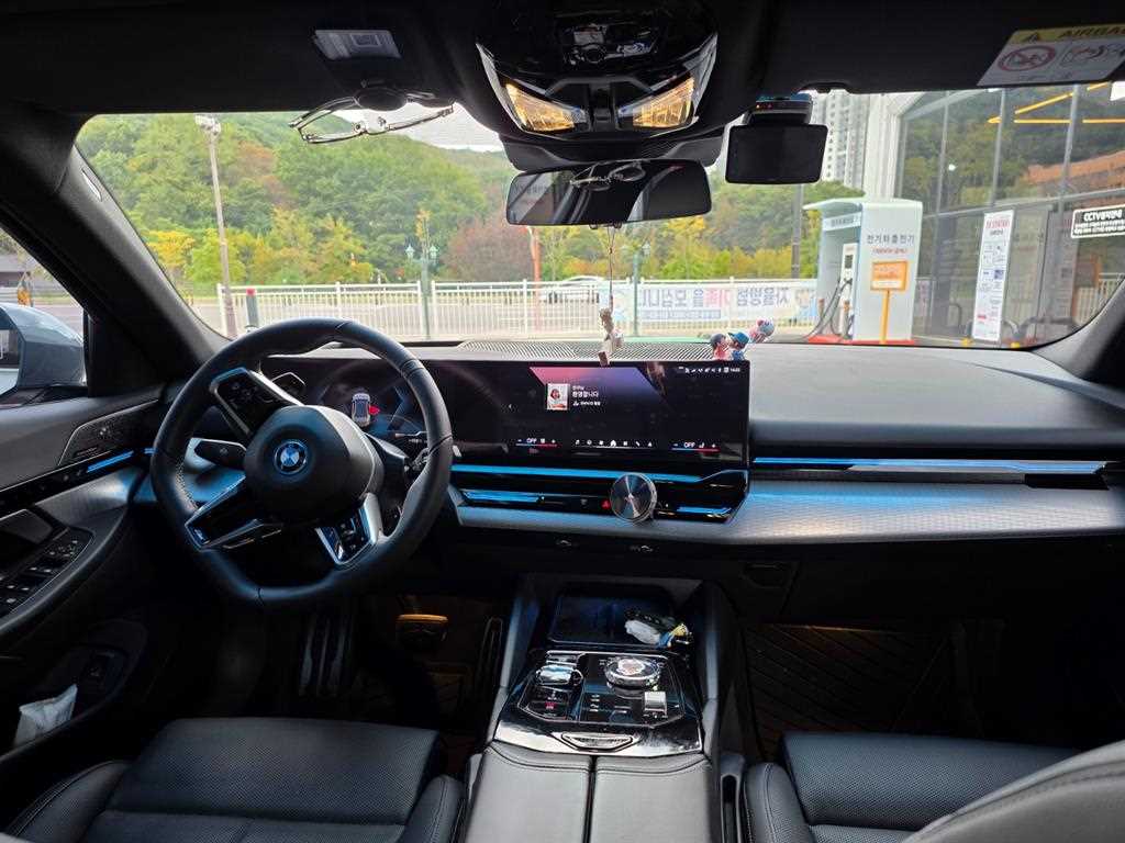 BMW 5-Series — photo 12