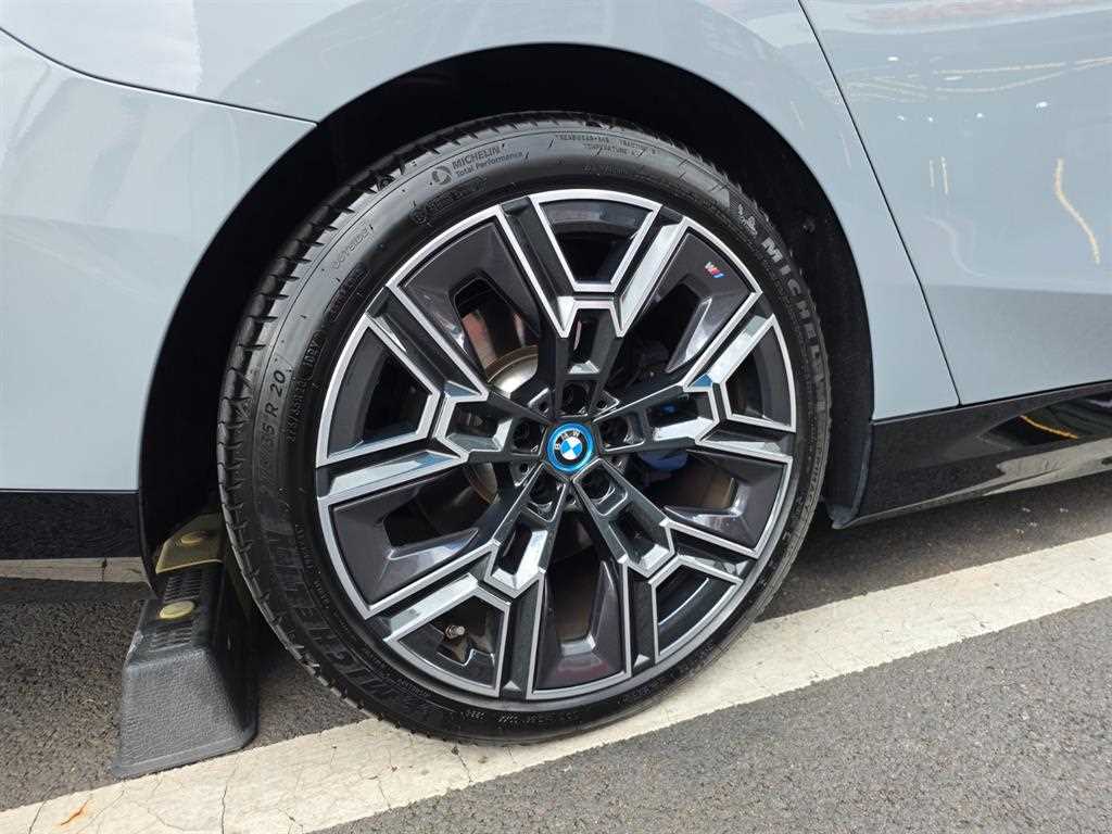 BMW 5-Series — photo 16