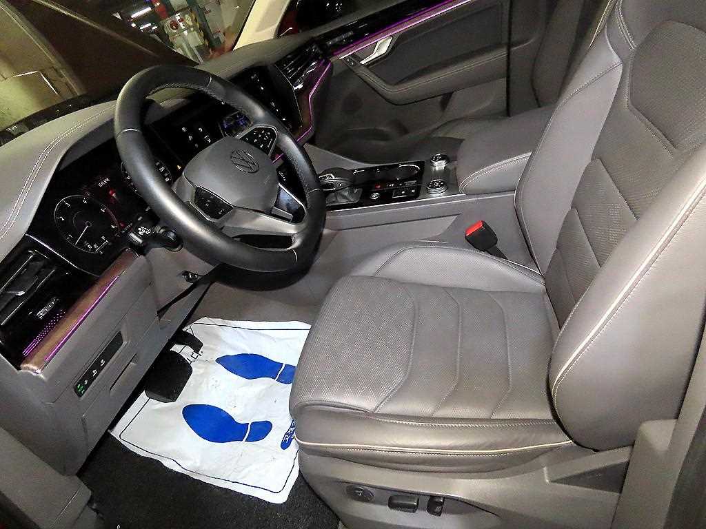 Volkswagen Touareg — photo 06