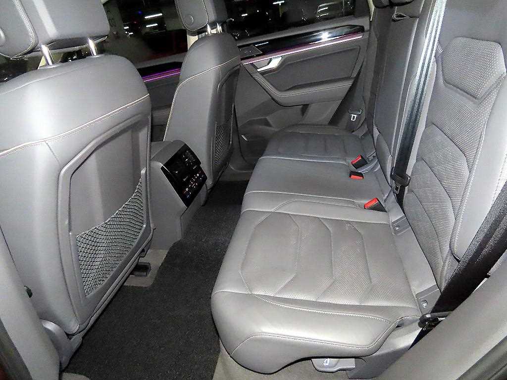 Volkswagen Touareg — photo 07