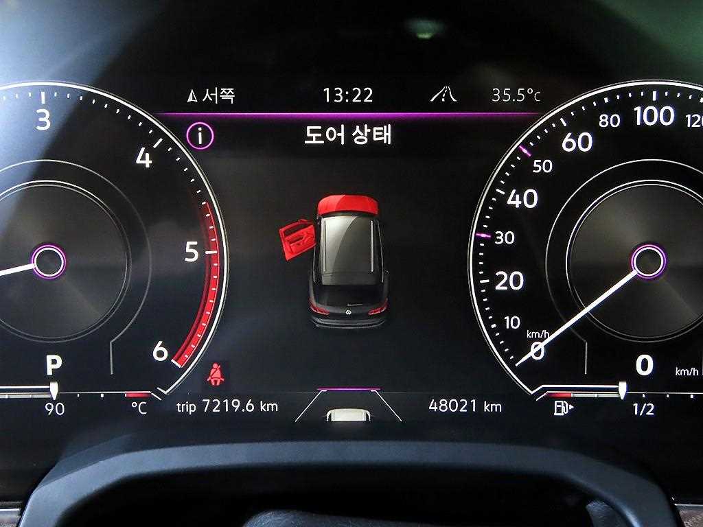 Volkswagen Touareg — photo 09