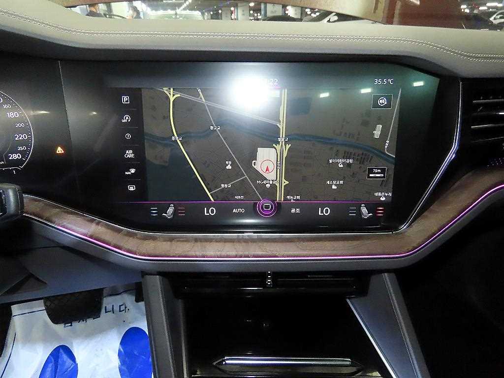 Volkswagen Touareg — photo 11
