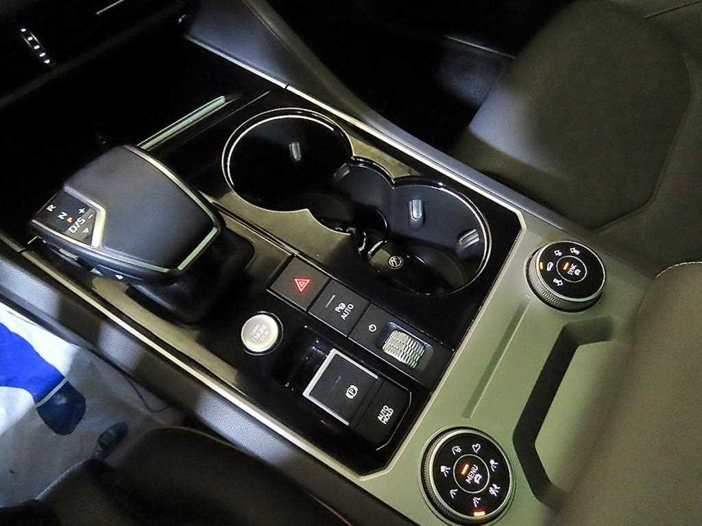 Volkswagen Touareg — photo 12