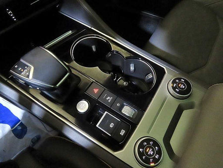 Volkswagen Touareg — photo 12