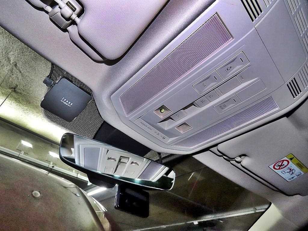 Volkswagen Touareg — photo 14