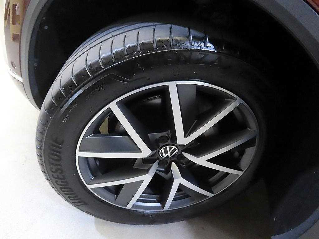Volkswagen Touareg — photo 20