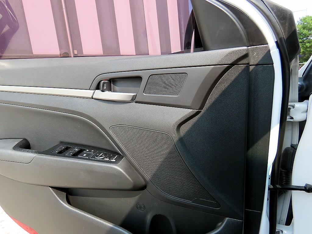 Hyundai Avante — photo 11