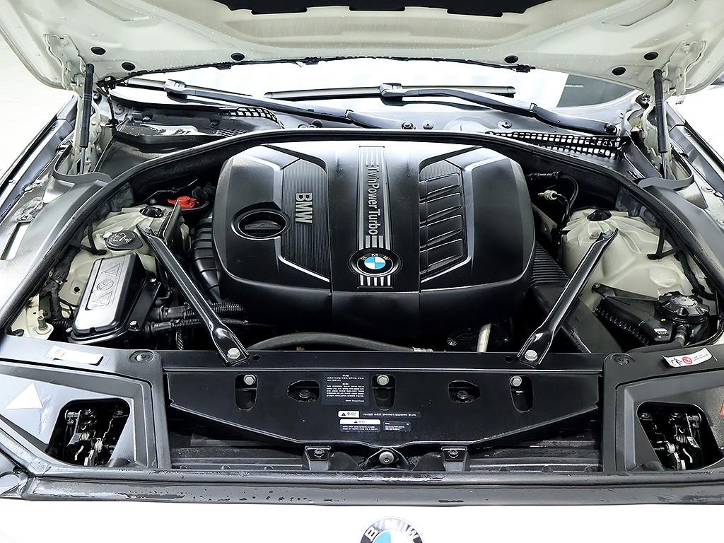 BMW 5-Series — photo 08