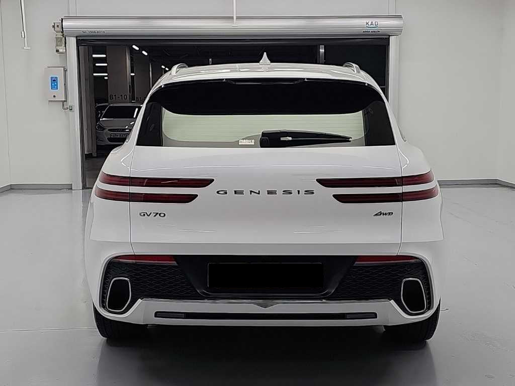 Genesis GV70 — photo 03