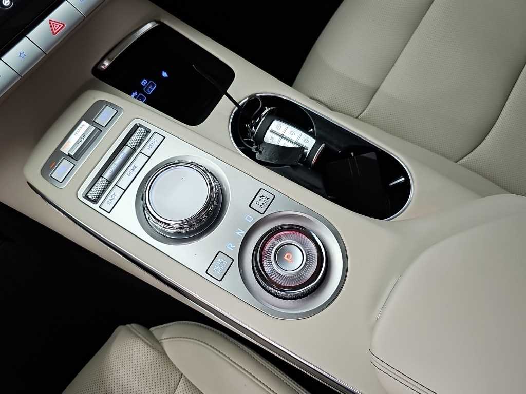 Genesis GV70 — photo 08