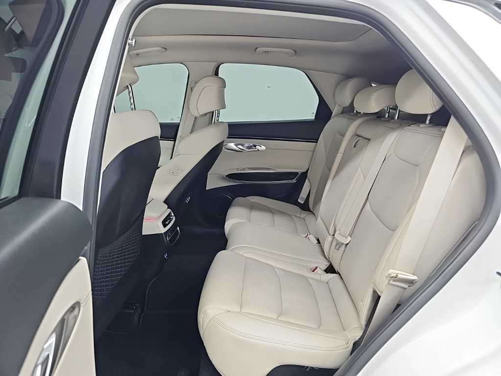 Genesis GV70 — photo 12