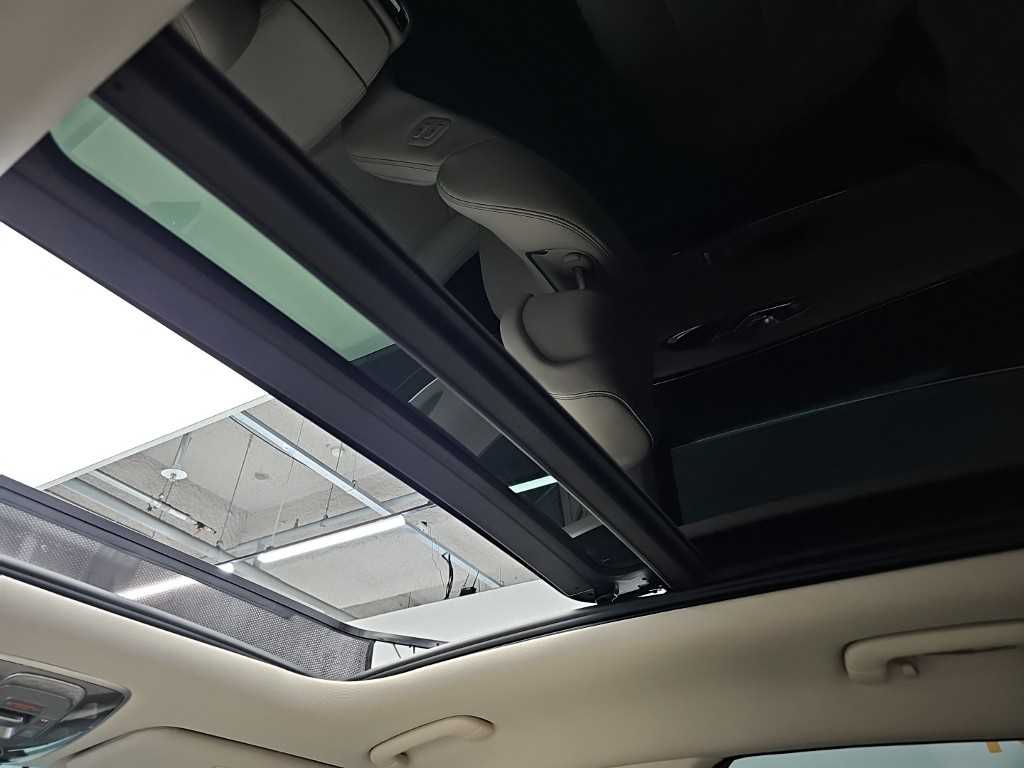 Genesis GV70 — photo 14