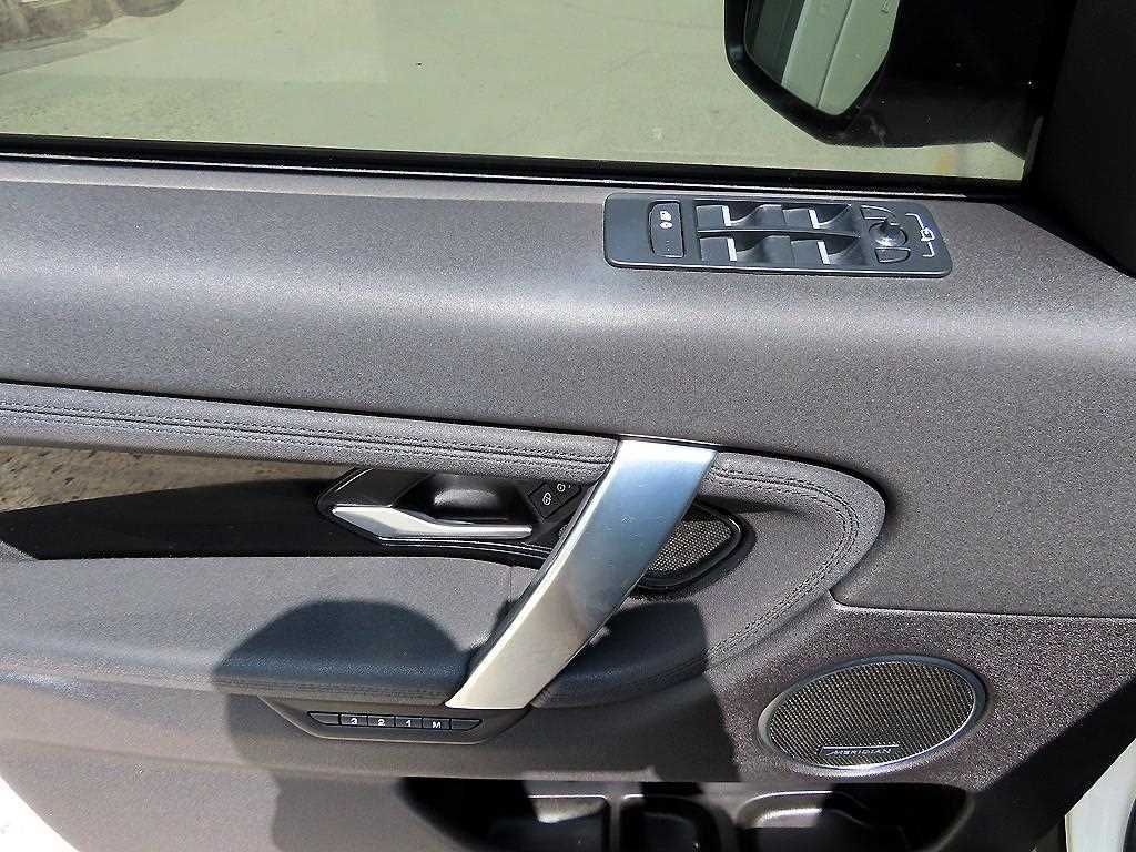 Land Rover Discovery Sport — photo 14